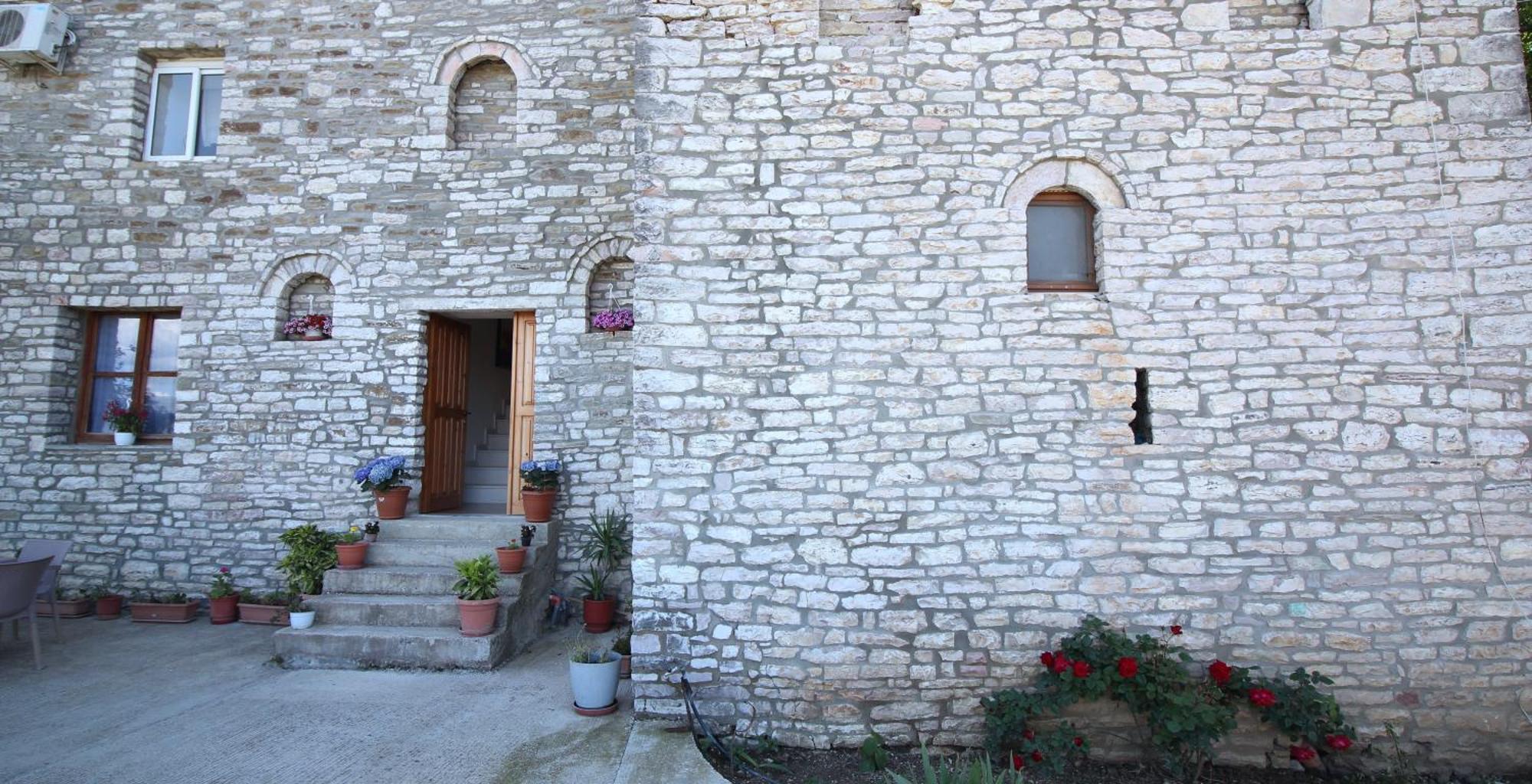 Guri Guesthouse Gjirokastër Exterior foto