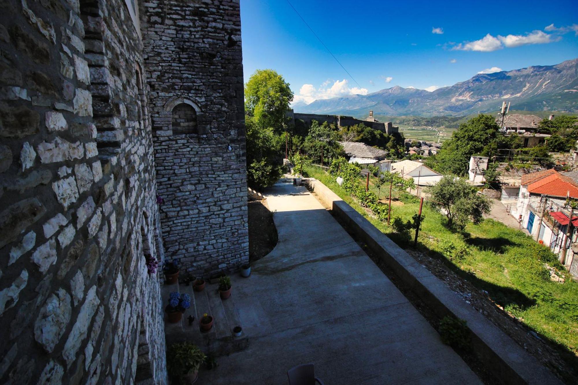 Guri Guesthouse Gjirokastër Exterior foto