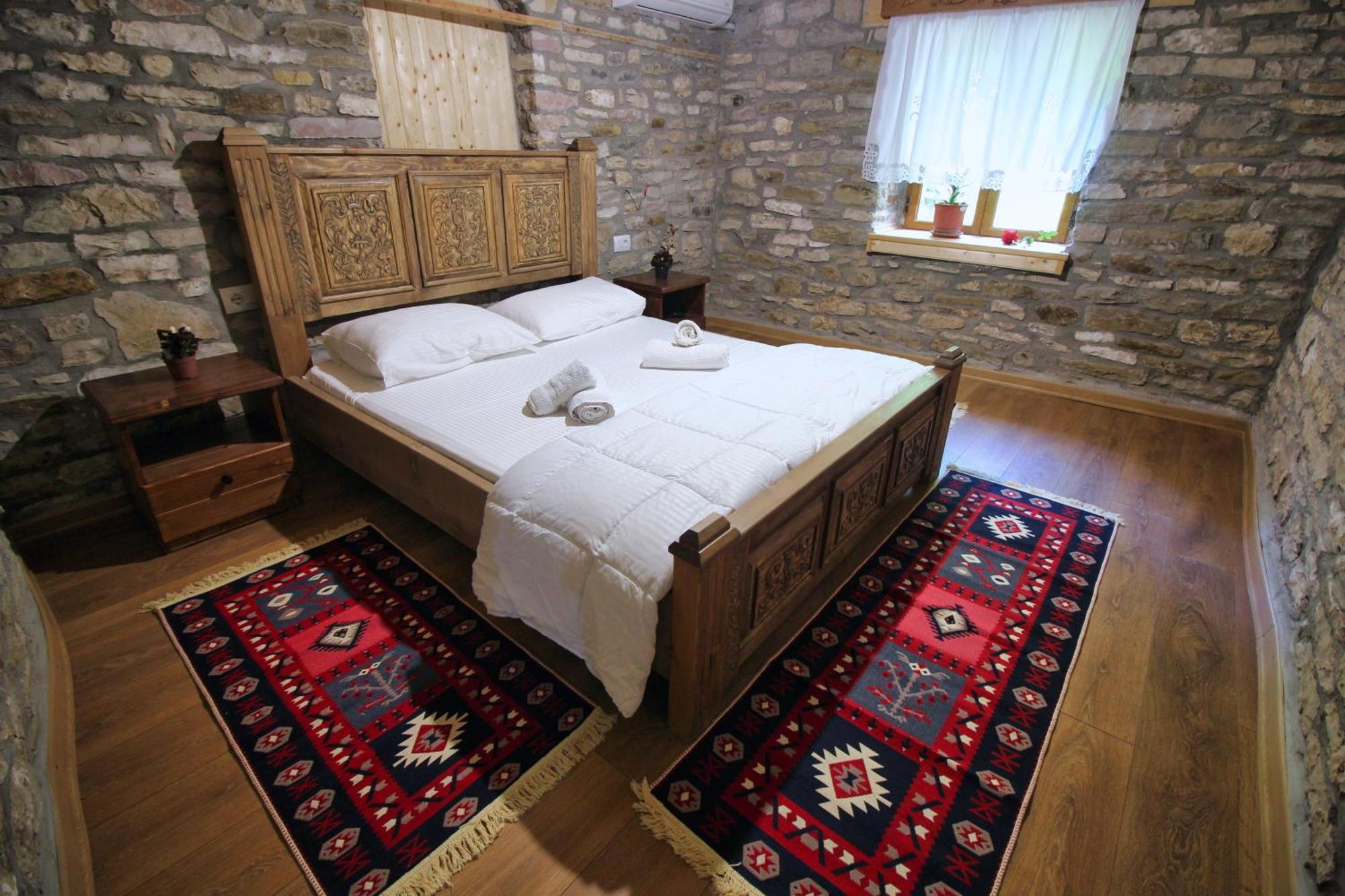Guri Guesthouse Gjirokastër Exterior foto
