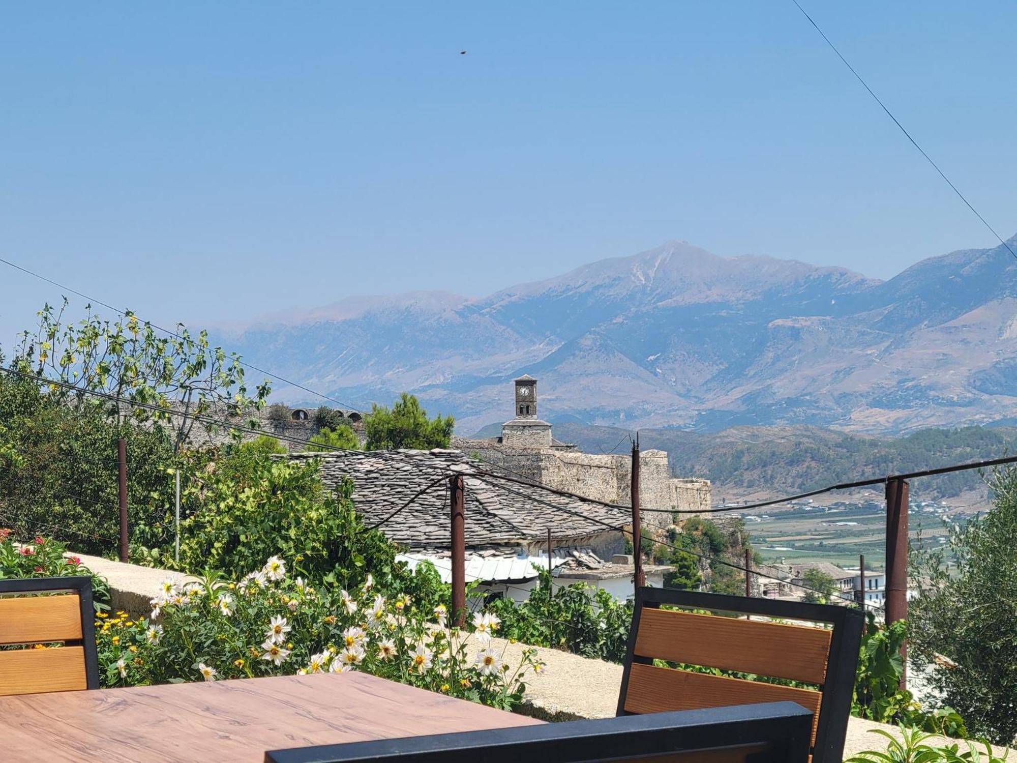 Guri Guesthouse Gjirokastër Exterior foto